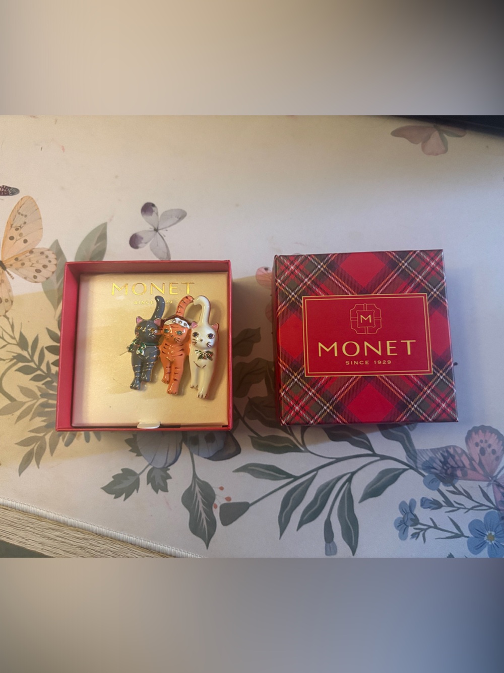 Monet 3-cat pin